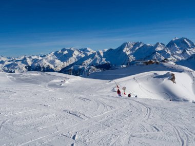 Meribel Kayak tesisi eğimlidir. Fransa, 2018. Mavi gökyüzü bulutlar ve beyaz kar olmadan.