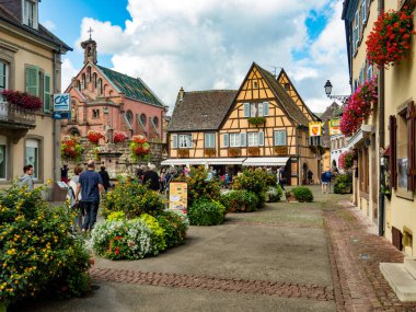 Tarihi Kent Meydanı Eguisheim, popüler bir turizm ünlü Alsace şarap rota boyunca güzel manzara mavi gökyüzü, Alsace, Fransa ile güneşli bir günde