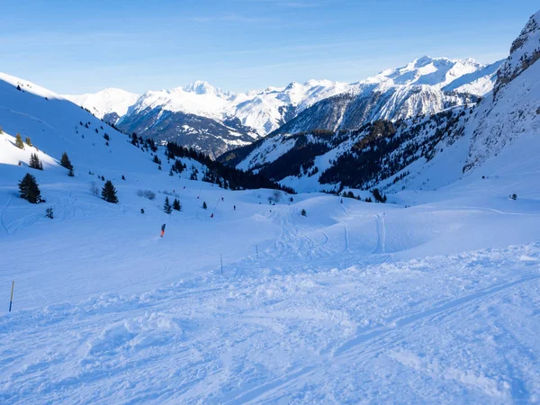 Schi cu vedere uimitoare la munții faimoși francezi în zăpadă frumoasă de iarnă 3 văi Franța, Meribel. 2018. Cerul albastru și multă zăpadă . — Fotografie, imagine de stoc