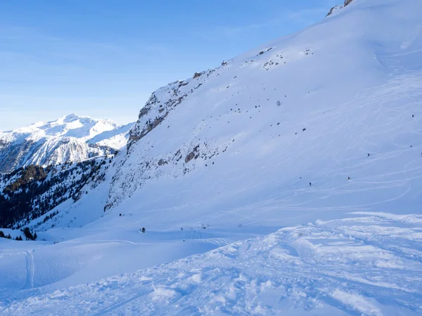 Σκι με καταπληκτική θέα της γαλλικής διάσημα βουνά στο όμορφο χειμώνα χιόνι 3 vallees Γαλλία: Μεριμπέλ. 2018. μπλε ουρανό και το χιόνι. — Φωτογραφία Αρχείου