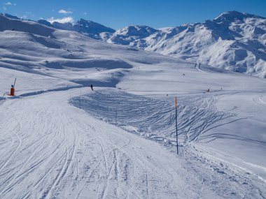 Courchevel kayak tesisi eğimlidir. Fransa, 2018. Mavi gökyüzü ve kar bir çok. Bölge 3 vadiler.