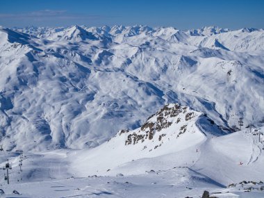 Courchevel kayak tesisi eğimlidir. Fransa, 2018. Mavi gökyüzü ve kar bir çok. Bölge 3 vadiler.