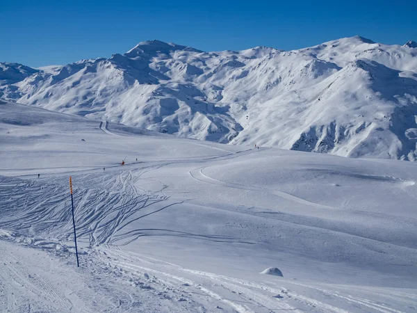 Helling op de ski resort in Courchevel. Frankrijk, 2018. Blauwe hemel en een heleboel sneeuw. Regio 3 valleien. — Stockfoto
