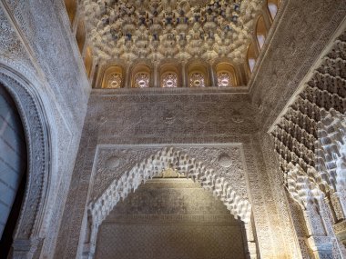 Granada, İspanya - Mart 2018: Kemerli ve Alhambra sütunlarından. Bir saray ve karmaşık Granada içinde yer alan kale.