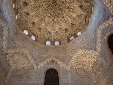 Granada, İspanya - Mart 2018: Kemerli ve Alhambra sütunlarından. Bir saray ve karmaşık Granada içinde yer alan kale.