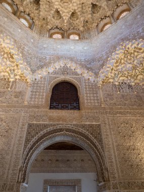 Granada, İspanya - Mart 2018: Kemerli ve Alhambra sütunlarından. Bir saray ve karmaşık Granada içinde yer alan kale.