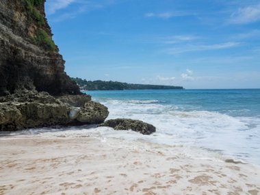 Masmavi beach ile Hint Okyanusu'nun berrak su, Bali, Endonezya bir uçurum görünümünü güneşli gün A