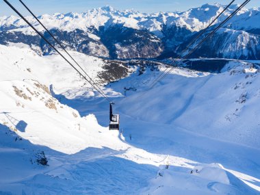 Kayak pisti ve teleferik Kayak alanında üç Vallees, Meribel, Courchevel. Fransa. Kış manzarası. Ocak 2018