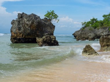 Mavi gökyüzü ve okyanus. Padang Padang Beach Bali Endonezya - doğa tatil arka plan.