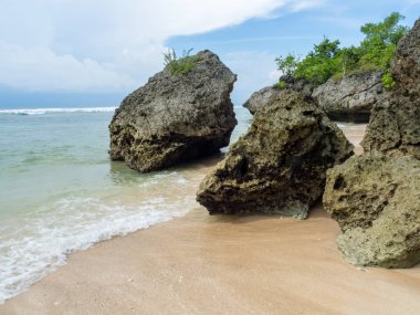 Mavi gökyüzü ve okyanus. Padang Padang Beach Bali Endonezya - doğa tatil arka plan.