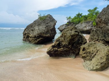 Mavi gökyüzü ve okyanus. Padang Padang Beach Bali Endonezya - doğa tatil arka plan.