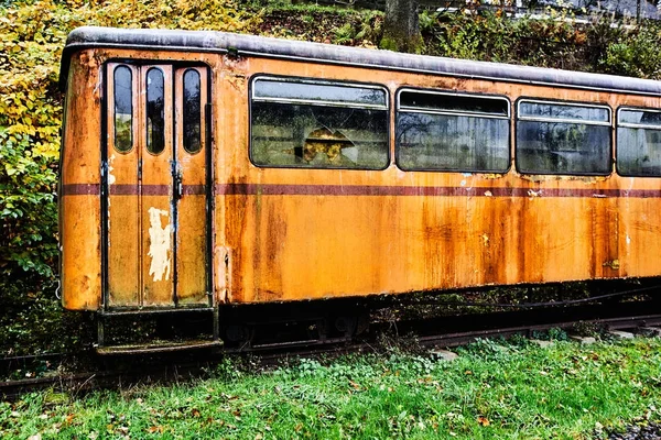 Velho vagão de passageiros abandonado — Fotografia de Stock