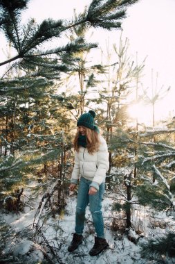 Kış ormandaki güzel genç kadın