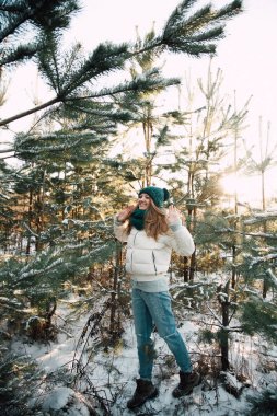 Kış ormandaki güzel genç kadın