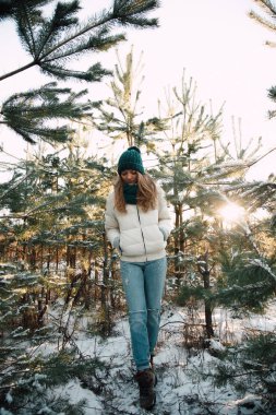 Kış ormandaki güzel genç kadın