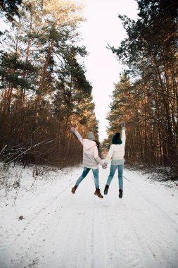 Kış ormandaki güzel genç kadın