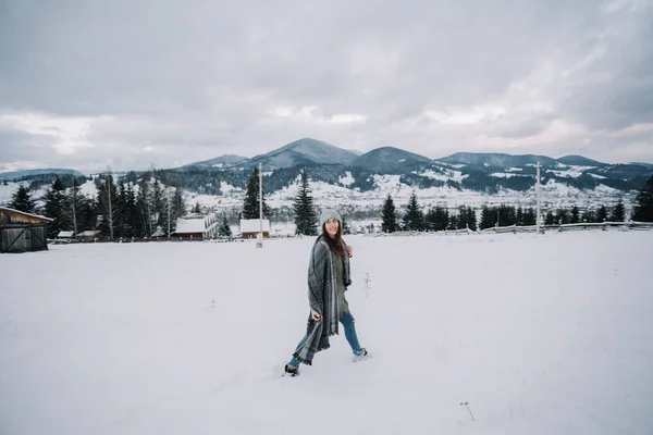 Fröhliches Junges Mädchen Grünen Pullover Genießt Den Schnee Spaß Schnee — Stockfoto