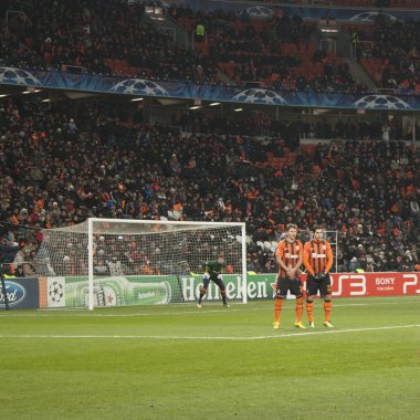 Shakhtar'ın oyuncular Vasyl Kobin (solda) ve Henrik Mkhitaryan 