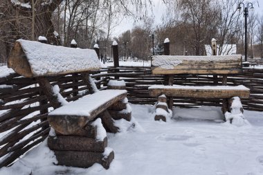 Stilize antika banklar parkta