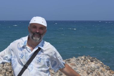 Beysbol şapkası giyen bir sakallı bir orta yaşlı adam