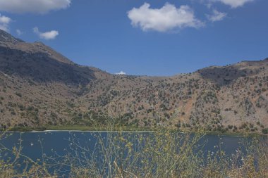 Dağlar büyük göl yakınındaki 