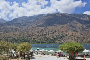 Lake Kournas, en büyük tatlı su Gölü Girit'te kumsalda