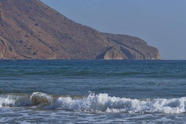 Dağlar arka planda sakin deniz