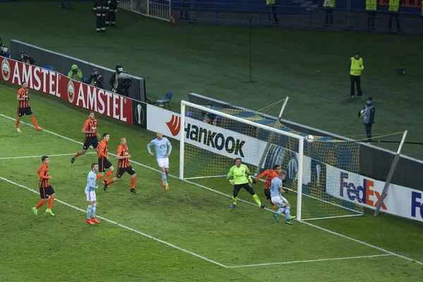 Dangerous moment at the gates Shakhtar — Stock Photo, Image