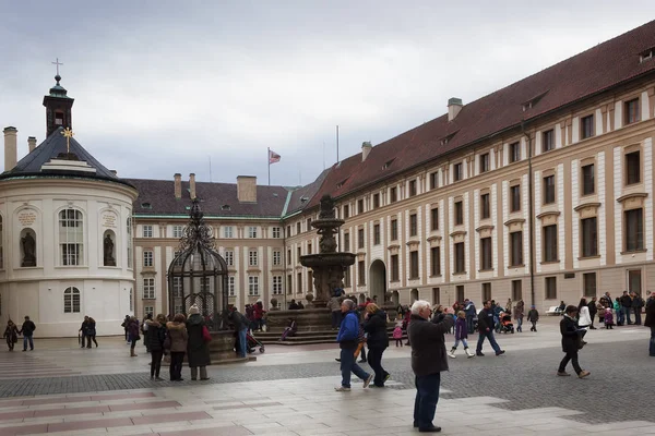 Во дворе Пражского Града всегда много туристов — стоковое фото