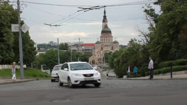 在哈尔科夫街道上的车辆 免版税图库视频