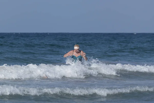 Mujer de mediana edad sale del mar — Foto de Stock