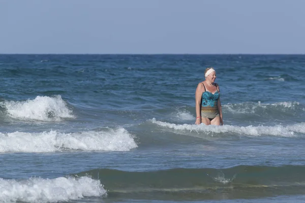 Mujer de mediana edad sale del mar — Foto de Stock