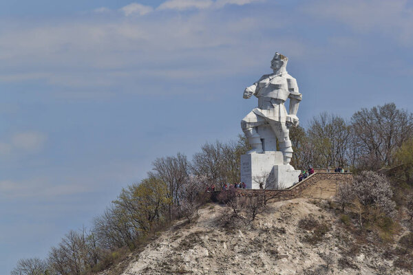 Памятник Артему в Святогорске 16 апреля 2017 года
.