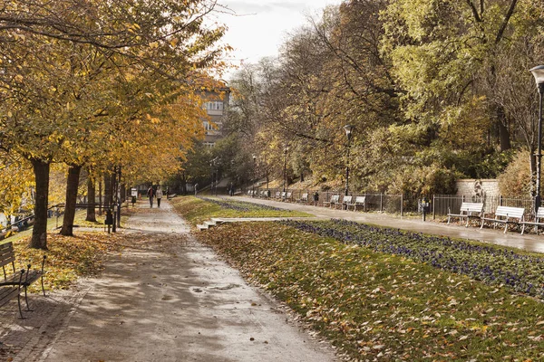 Hösten gränder i små fyrkanter av Prag — Stockfoto