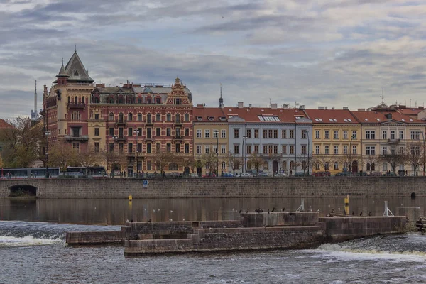 Quay Prag Visa från floden båten — Stockfoto