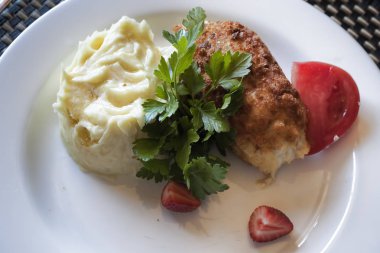Tavuk Kiev maydanoz ve patates püresi ile