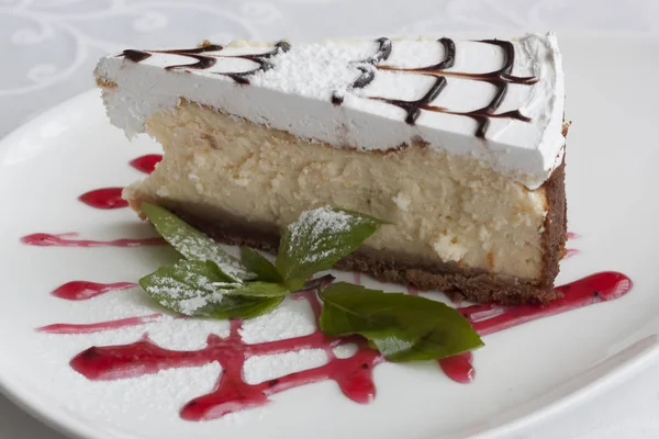 Torta di formaggio su un piatto con un modello di marmellata di lamponi — Foto Stock