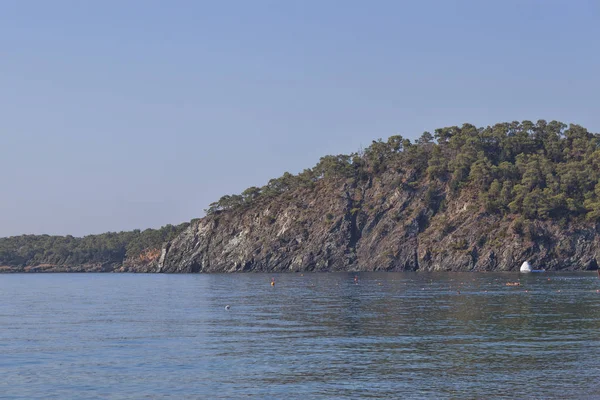 Skalnaté pobřeží v oblasti Camyuva — Stock fotografie