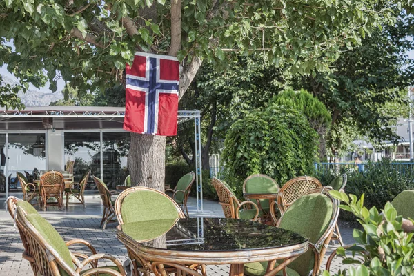 Summer ground with chairs and tables is waiting for visitors — Stock Photo, Image