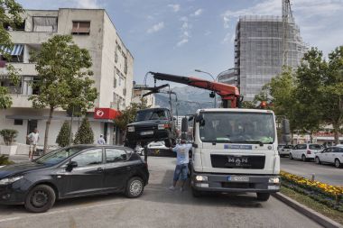 Araba ceza sahası için bir evacuator tarafından alınır