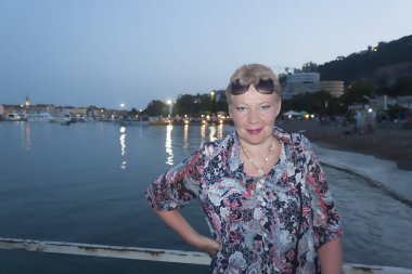 Olgun bir kadın akşam ışıklar arka plan üzerinde