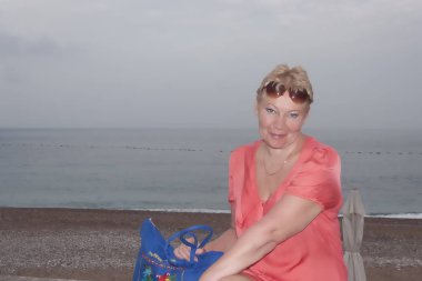 Olgun bir kadın arka planda Adriyatik Denizi