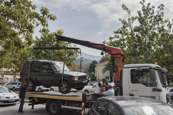 Coche es llevado a la zona de penalización por un evacuador —  Fotos de Stock