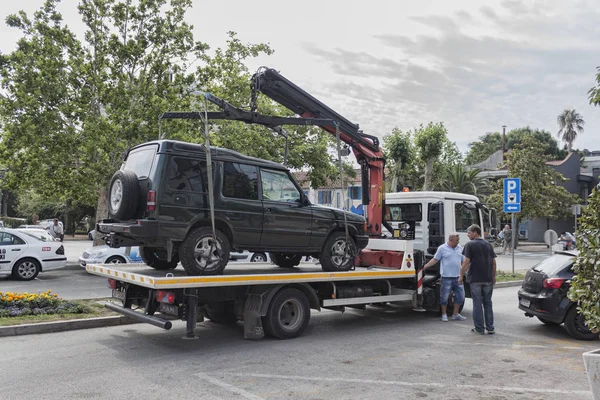 Car is taken to the penalty area by an evacuator — Stock Photo, Image