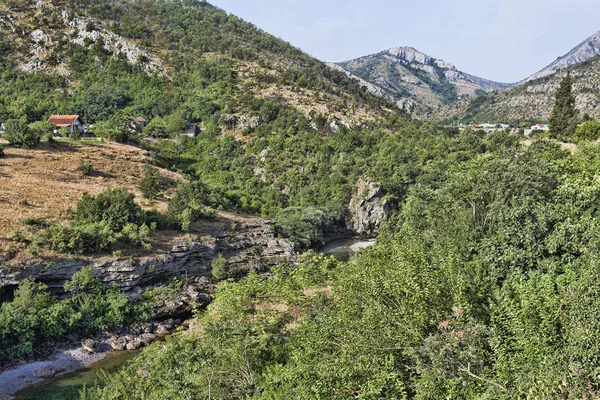 O desfiladeiro do rio Moraca, começando — Fotografia de Stock