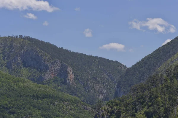 Le montagne vicino al ponte Djurdjevic — Foto Stock