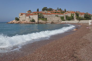 Sveti Stefan adası yakınlarında bir sahil.