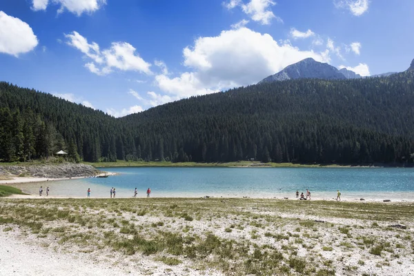 Lago Negro, um lago de montanha não muito longe do resort de montanha de — Fotografia de Stock