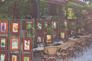 Budva eski şehrin dar sokaklarında her zaman turist çekmek