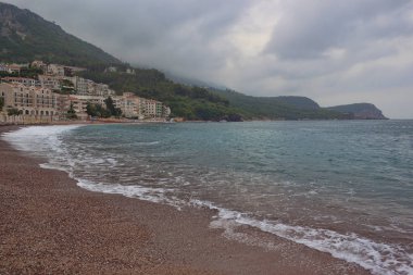 Sveti Stefan adası yakınlarında bir sahil.